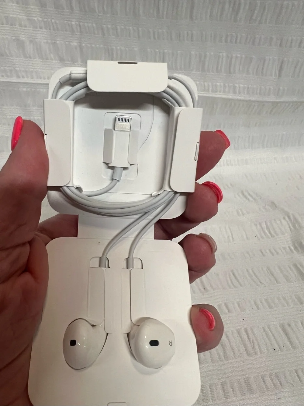 Apple White Lightning Earphones with Inline Microphone